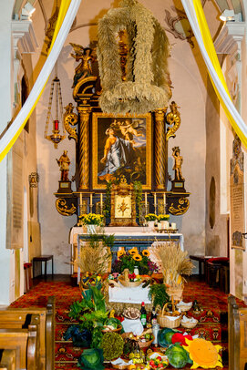 Thumbnail: _JA 24282 Erntedank in Hohenried, Erntedankaltar in Hohenried, gestaltet von der Mesnerfamilie Schmidl.jpg